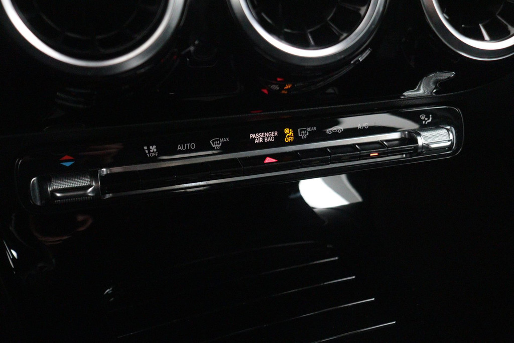 
Benz A-Klasse 180 Business Solution Automaat (NAVIGATIE, STOELVERWARMING, CAMERA, PDC, 1e EIGENAAR, GOED ONDERHOUDEN) vol									