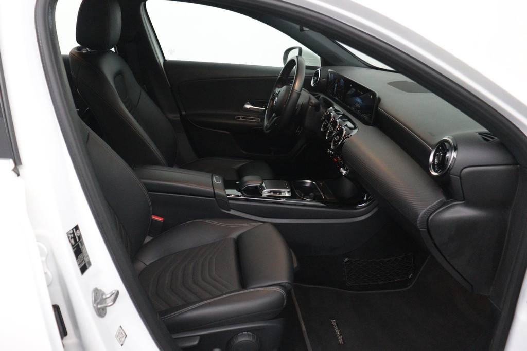 
Benz A-Klasse 180 d Business Solution(NL-auto, Dealer OndH, Navi, StoelV, Camera, Parkeersensoren, Cruise Con, Etc) vol									