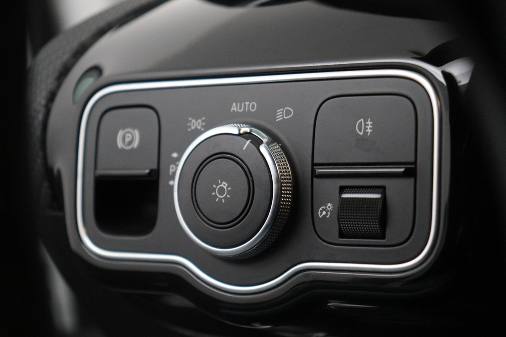 
Benz A-Klasse 180 d Business Solution(NL-auto, Dealer OndH, Navi, StoelV, Camera, Parkeersensoren, Cruise Con, Etc) vol									