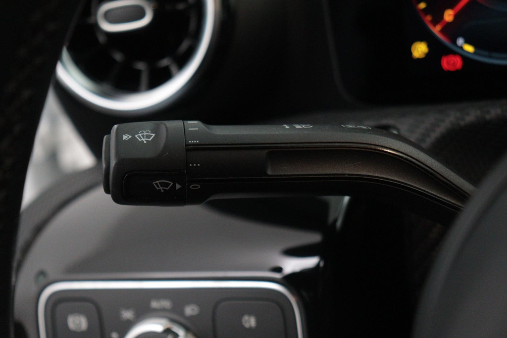 
Benz A-Klasse 180 d Business Solution(NL-auto, Dealer OndH, Navi, StoelV, Camera, Parkeersensoren, Cruise Con, Etc) vol									