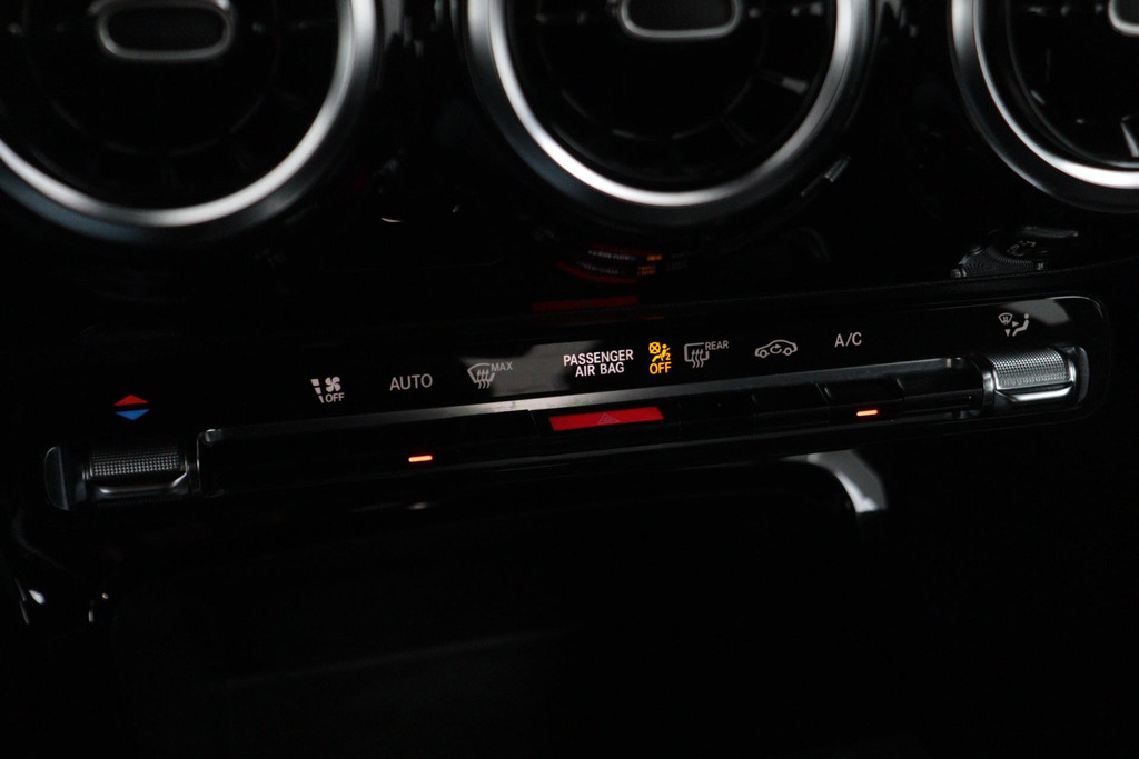 
Benz A-Klasse 180 d Business Solution(NL-auto, Dealer OndH, Navi, StoelV, Camera, Parkeersensoren, Cruise Con, Etc) vol									