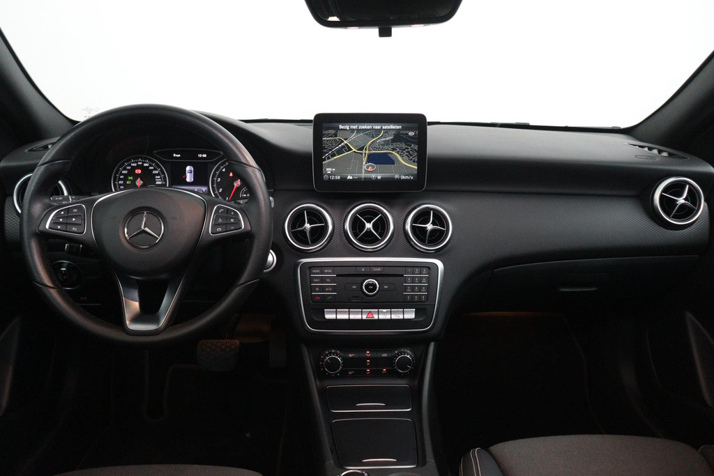 
Benz A-Klasse 180 Lease Edition Plus(NL-auto, Panorama, Navi Groot, Parkeersensoren V+A, Cruise Con, Etc) vol									