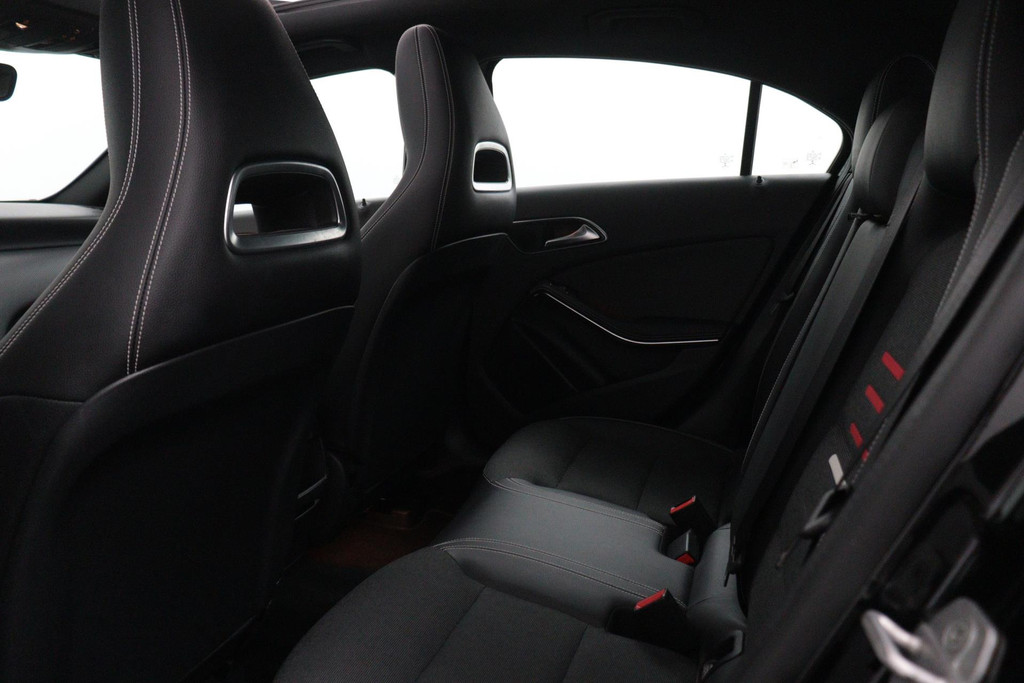 
Benz A-Klasse 180 Lease Edition Plus(NL-auto, Panorama, Navi Groot, Parkeersensoren V+A, Cruise Con, Etc) vol									