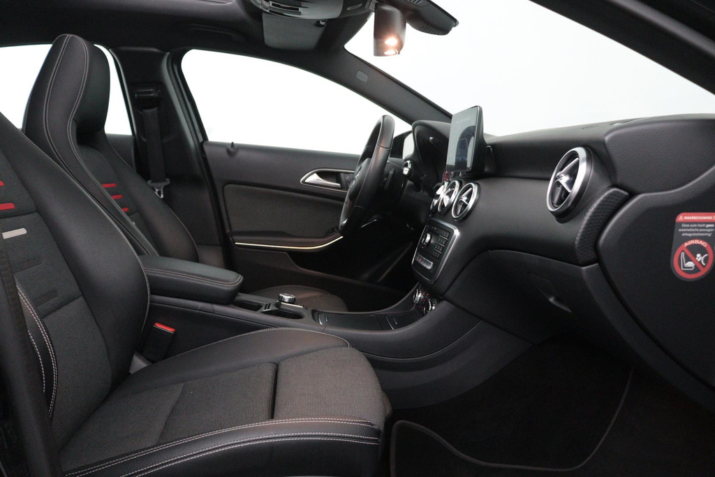 
Benz A-Klasse 180 Lease Edition Plus(NL-auto, Panorama, Navi Groot, Parkeersensoren V+A, Cruise Con, Etc) vol									