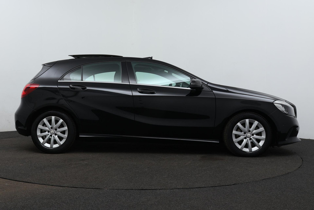 
Benz A-Klasse 180 Lease Edition Plus(NL-auto, Panorama, Navi Groot, Parkeersensoren V+A, Cruise Con, Etc) vol									