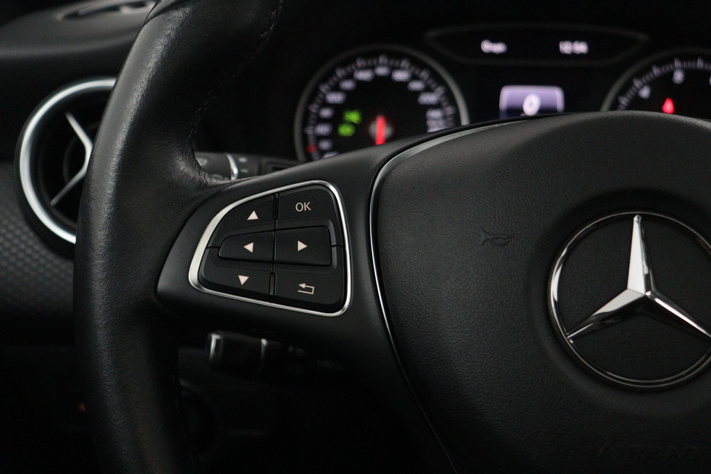 
Benz A-Klasse 180 Lease Edition Plus(NL-auto, Panorama, Navi Groot, Parkeersensoren V+A, Cruise Con, Etc) vol									