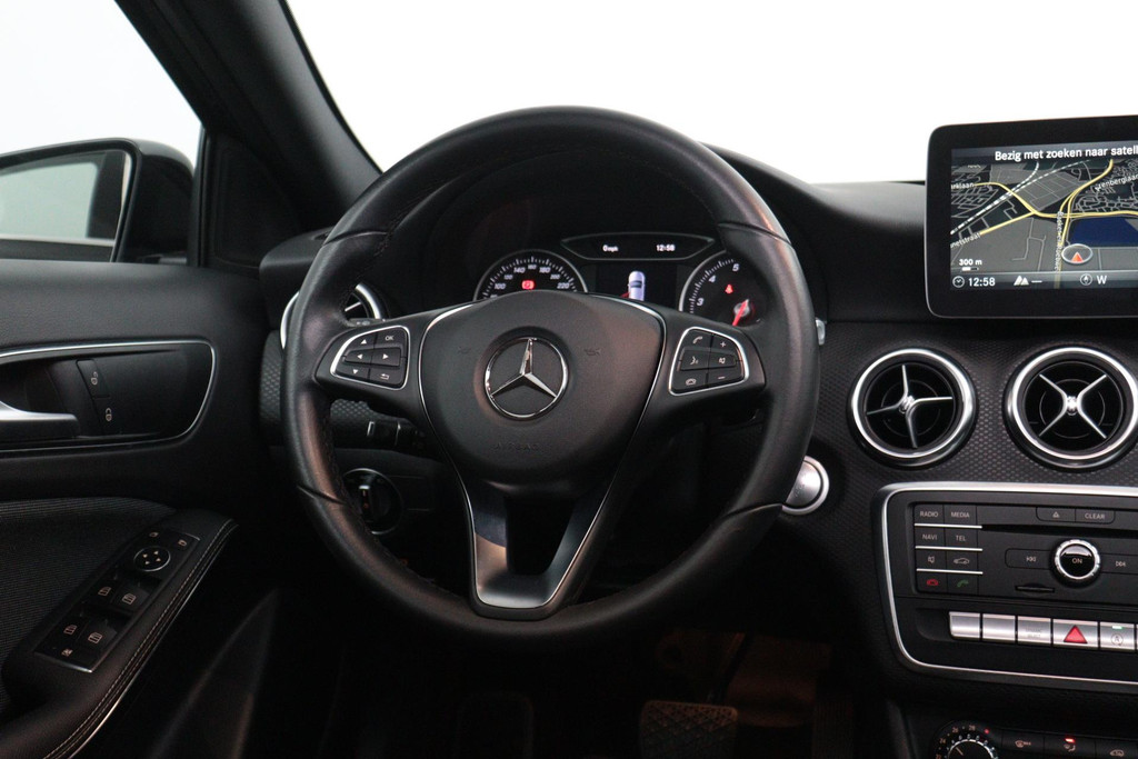 
Benz A-Klasse 180 Lease Edition Plus(NL-auto, Panorama, Navi Groot, Parkeersensoren V+A, Cruise Con, Etc) vol									