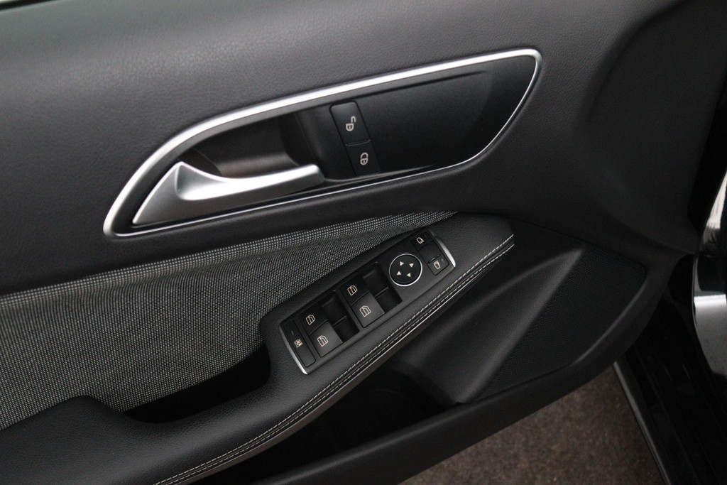 
Benz A-Klasse 180 Lease Edition Plus(NL-auto, Panorama, Navi Groot, Parkeersensoren V+A, Cruise Con, Etc) vol									