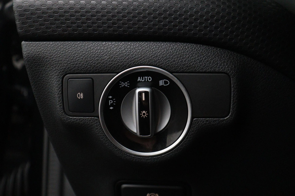 
Benz A-Klasse 180 Lease Edition Plus(NL-auto, Panorama, Navi Groot, Parkeersensoren V+A, Cruise Con, Etc) vol									