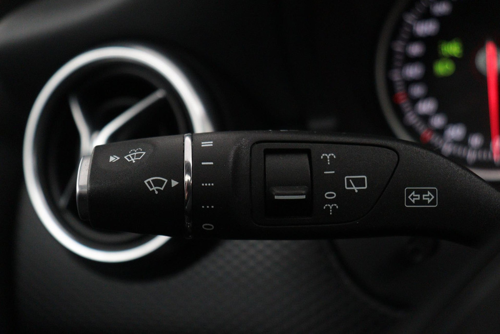 
Benz A-Klasse 180 Lease Edition Plus(NL-auto, Panorama, Navi Groot, Parkeersensoren V+A, Cruise Con, Etc) vol									