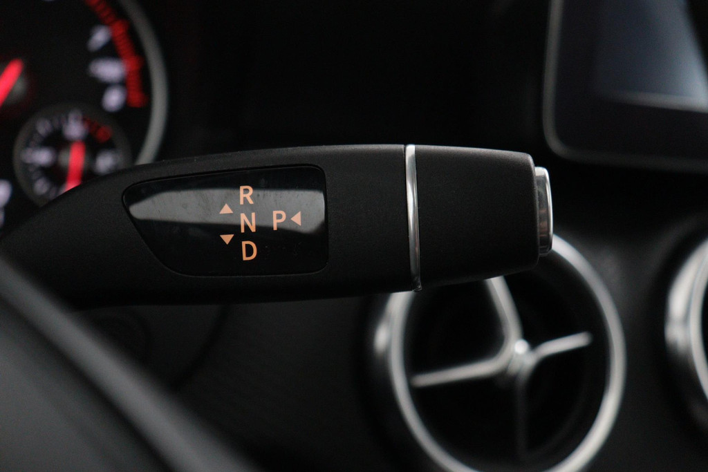 
Benz A-Klasse 180 Lease Edition Plus(NL-auto, Panorama, Navi Groot, Parkeersensoren V+A, Cruise Con, Etc) vol									