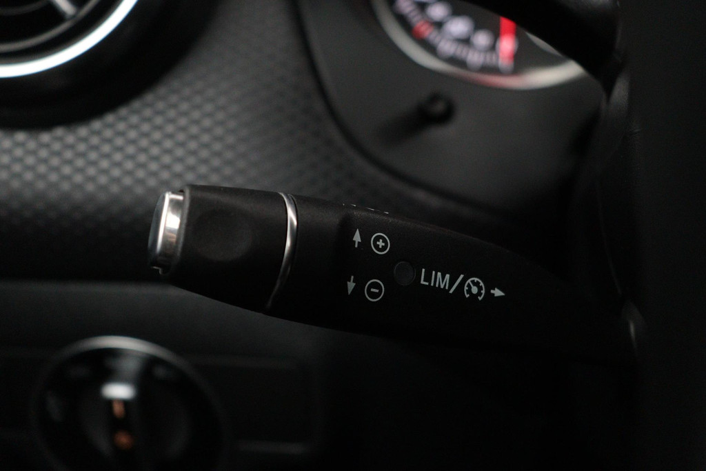 
Benz A-Klasse 180 Lease Edition Plus(NL-auto, Panorama, Navi Groot, Parkeersensoren V+A, Cruise Con, Etc) vol									