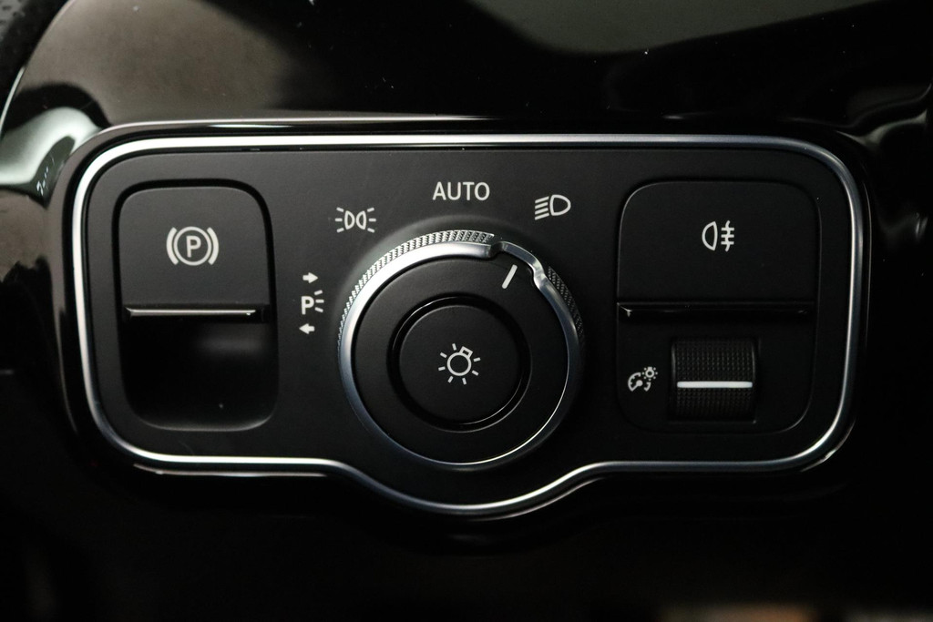 
Benz A-Klasse 180 Business Solution AMG Automaat (PANORAMADAK, NAVIGATIE, STOELV, PDC, CAMERA, NL-AUTO, GOED ONDERHOUD) vol									