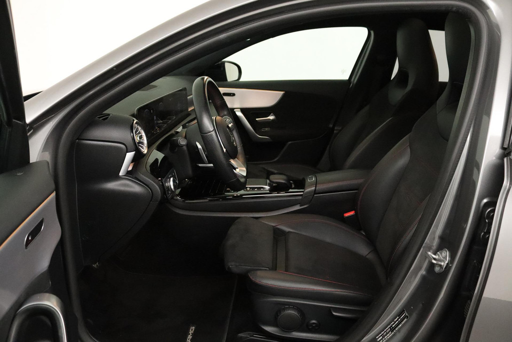 
Benz A-Klasse 180 Business Solution AMG Automaat (PANORAMADAK, NAVIGATIE, STOELV, PDC, CAMERA, NL-AUTO, GOED ONDERHOUD) vol									