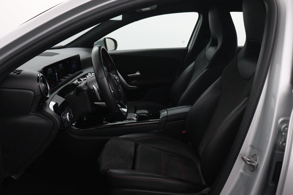 
Benz A-Klasse 180 Business Solution AMG(NL auto, Dealer onderhoud, Navi Groot, StoelV, Camera, Carplay, Lane Assit, Etc) vol									