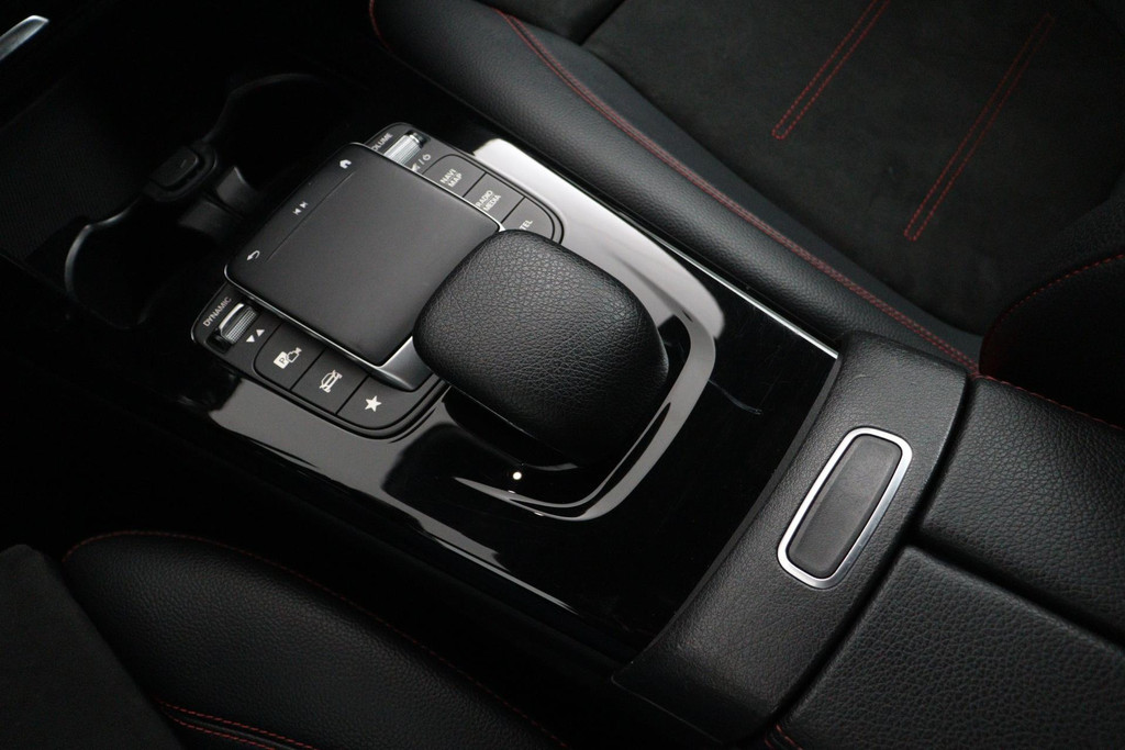 
Benz A-Klasse 180 Business Solution AMG(NL auto, Dealer onderhoud, Navi Groot, StoelV, Camera, Carplay, Lane Assit, Etc) vol									