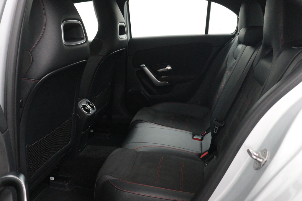 
Benz A-Klasse 180 Business Solution AMG(NL auto, Dealer onderhoud, Navi Groot, StoelV, Camera, Carplay, Lane Assit, Etc) vol									