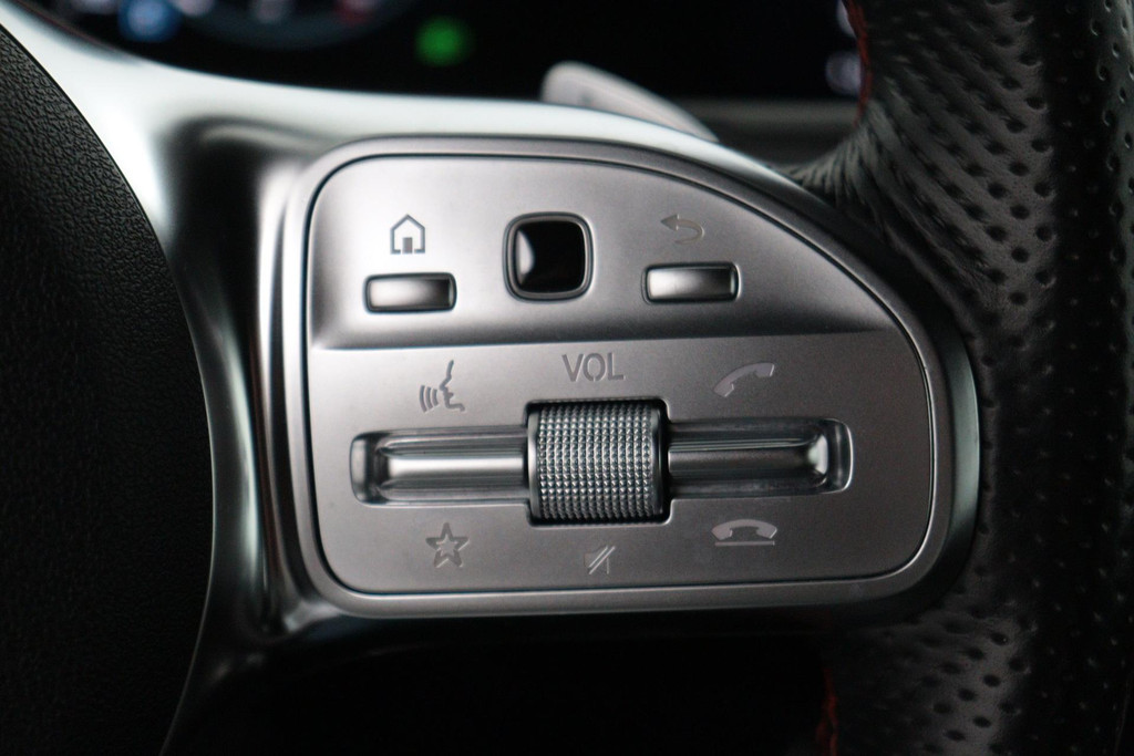 
Benz A-Klasse 180 Business Solution AMG(NL auto, Dealer onderhoud, Navi Groot, StoelV, Camera, Carplay, Lane Assit, Etc) vol									