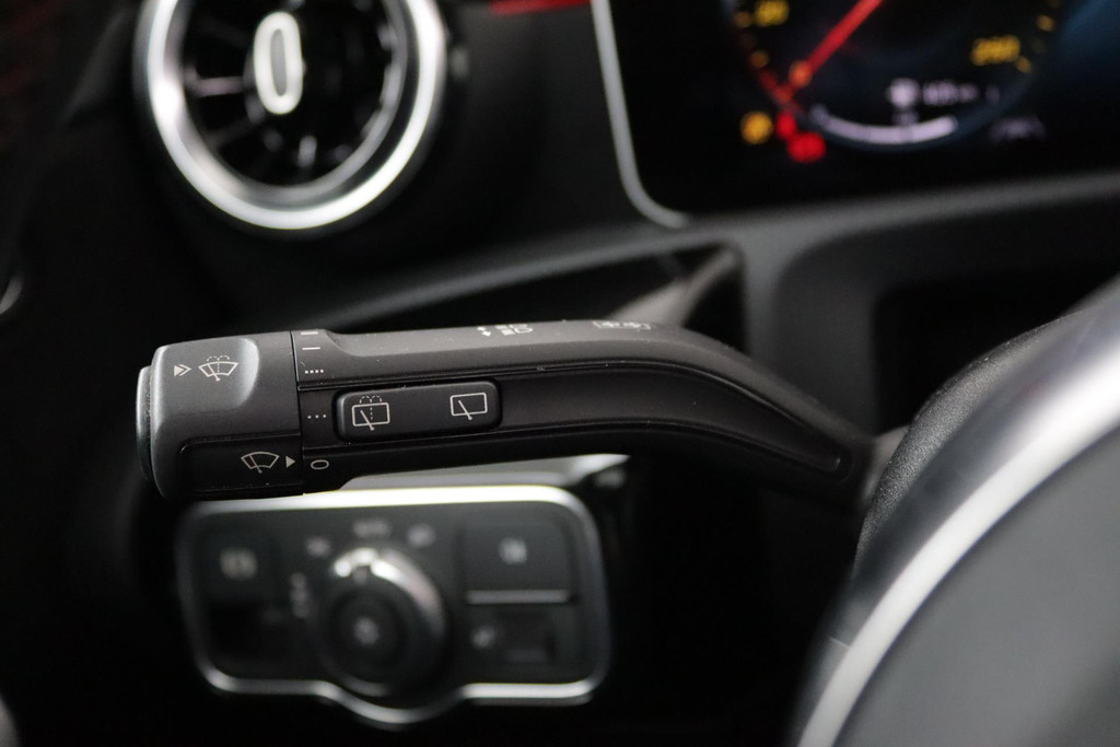 
Benz A-Klasse 180 Business Solution AMG Automaat (PANORAMADAK, CAMERA, TREKHAAK, PDC, NL-AUTO, GOED ONDERHOUDEN) vol									