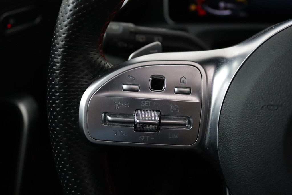 
Benz A-Klasse 180 Business Solution AMG Automaat (PANORAMADAK, CAMERA, TREKHAAK, PDC, NL-AUTO, GOED ONDERHOUDEN) vol									