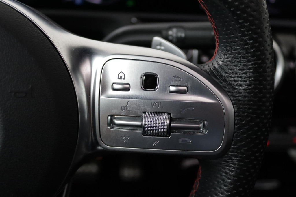 
Benz A-Klasse 180 Business Solution AMG Automaat (PANORAMADAK, CAMERA, TREKHAAK, PDC, NL-AUTO, GOED ONDERHOUDEN) vol									