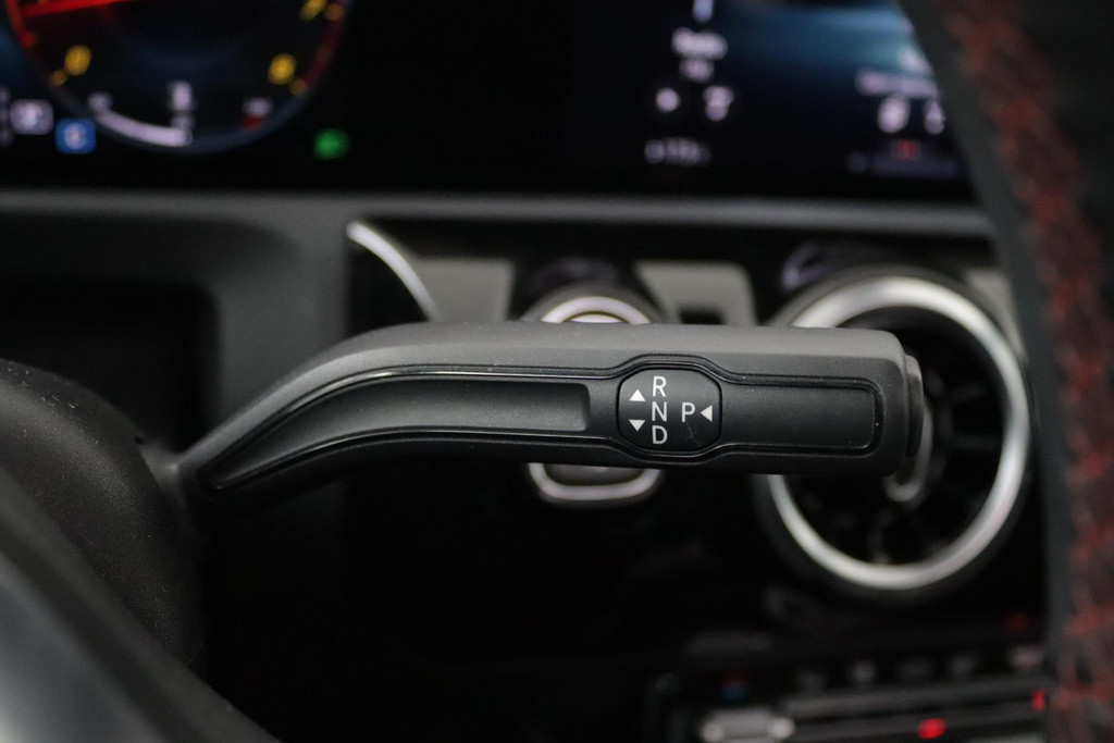 
Benz A-Klasse 180 Business Solution AMG Automaat (PANORAMADAK, CAMERA, TREKHAAK, PDC, NL-AUTO, GOED ONDERHOUDEN) vol									