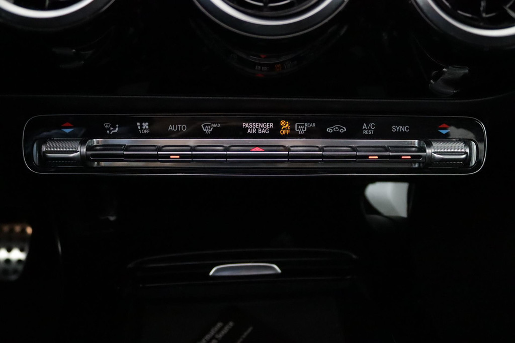 
Benz A-Klasse 180 Business Solution AMG Automaat (PANORAMADAK, CAMERA, TREKHAAK, PDC, NL-AUTO, GOED ONDERHOUDEN) vol									