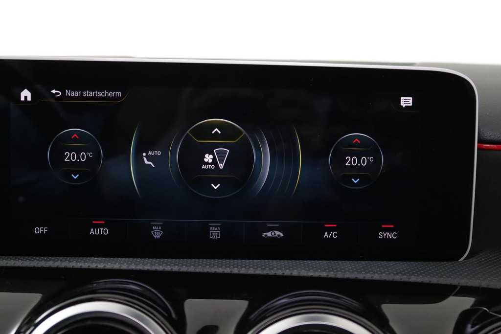 
Benz A-Klasse 180 Business Solution AMG Automaat (PANORAMADAK, CAMERA, TREKHAAK, PDC, NL-AUTO, GOED ONDERHOUDEN) vol									