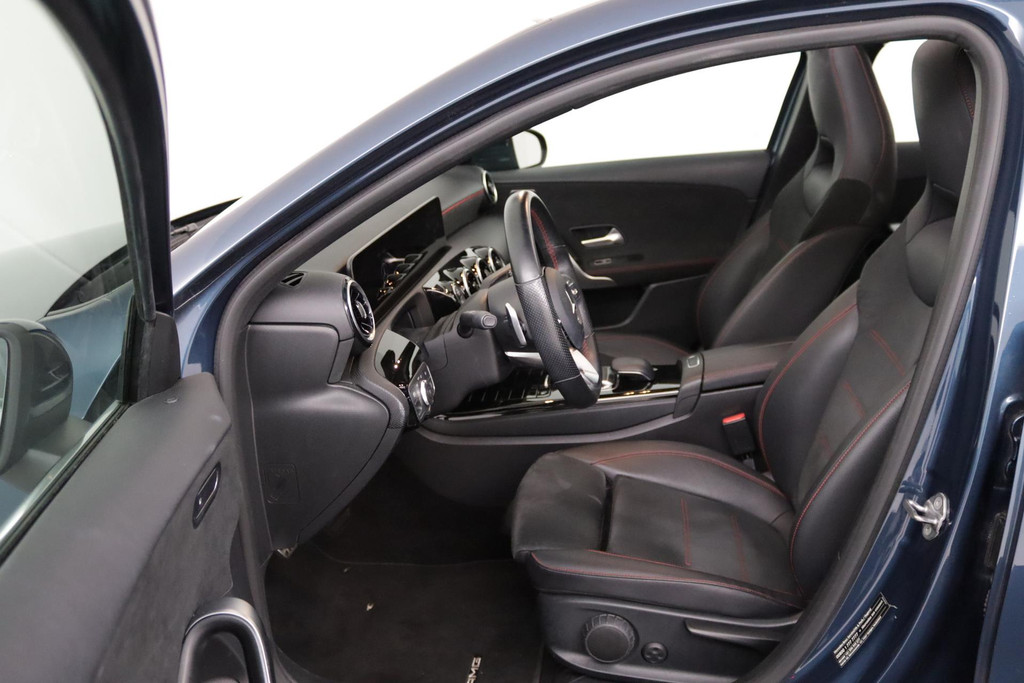 
Benz A-Klasse 180 Business Solution AMG Automaat (PANORAMADAK, CAMERA, TREKHAAK, PDC, NL-AUTO, GOED ONDERHOUDEN) vol									