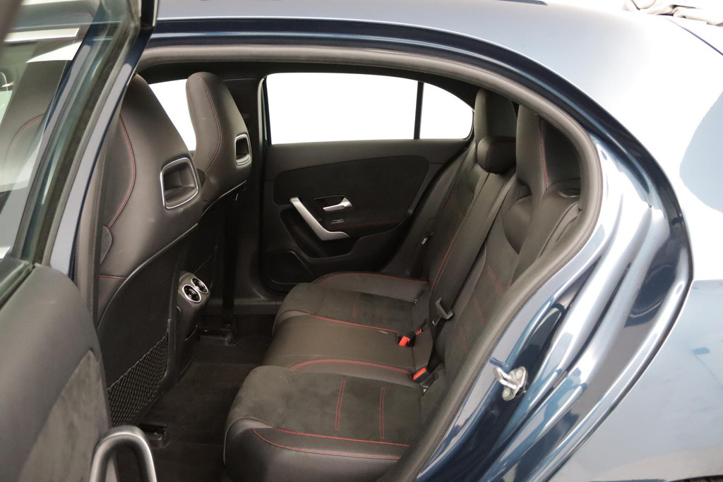 
Benz A-Klasse 180 Business Solution AMG Automaat (PANORAMADAK, CAMERA, TREKHAAK, PDC, NL-AUTO, GOED ONDERHOUDEN) vol									