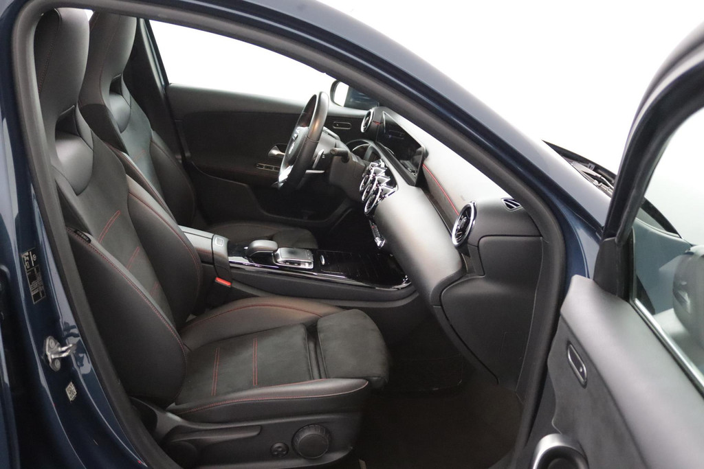 
Benz A-Klasse 180 Business Solution AMG Automaat (PANORAMADAK, CAMERA, TREKHAAK, PDC, NL-AUTO, GOED ONDERHOUDEN) vol									