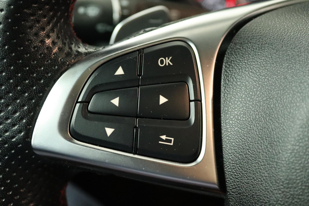 
Benz GLA 180 Business Solution Automaat (PANORAMADAK, CAMERA, STOELVERWARMING, CLIMA, GOED ONDERHOUDEN) vol									