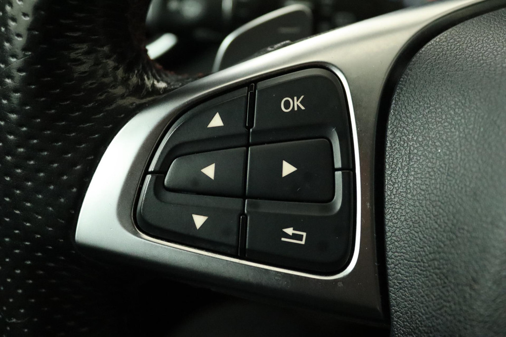 
Benz GLA 180 AMG Night Edition Plus (NAVIGATIE, TREKHAAK, PARKEERSENSOREN, AUTOMAAT, GOED ONDERHOUDEN) vol									