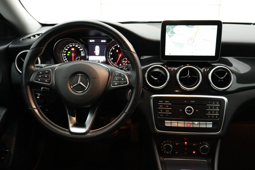 
Benz CLA-Klasse 180 Ambition Sport Automaat (NAVIGATIE, PARKEERSENSOREN, SPORTSTOELEN) vol									