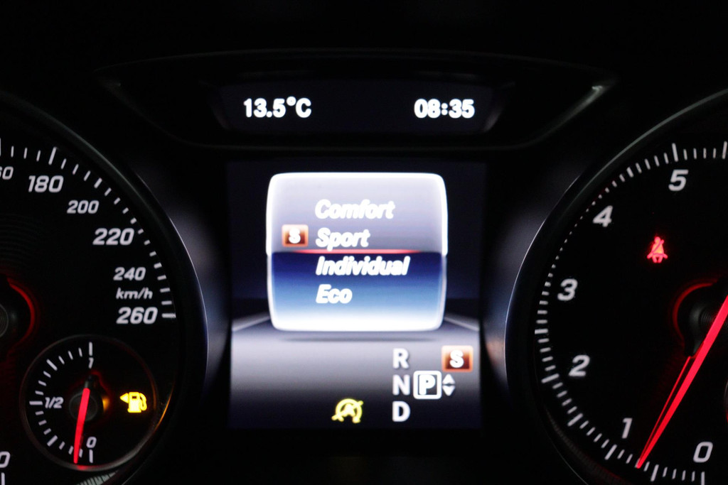 
Benz CLA-Klasse 180 Ambition Sport Automaat (NAVIGATIE, PARKEERSENSOREN, SPORTSTOELEN) vol									