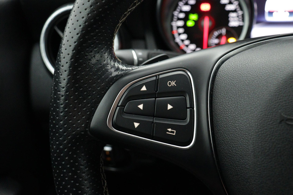 
Benz CLA-Klasse 180 Ambition Sport Automaat (NAVIGATIE, PARKEERSENSOREN, SPORTSTOELEN) vol									