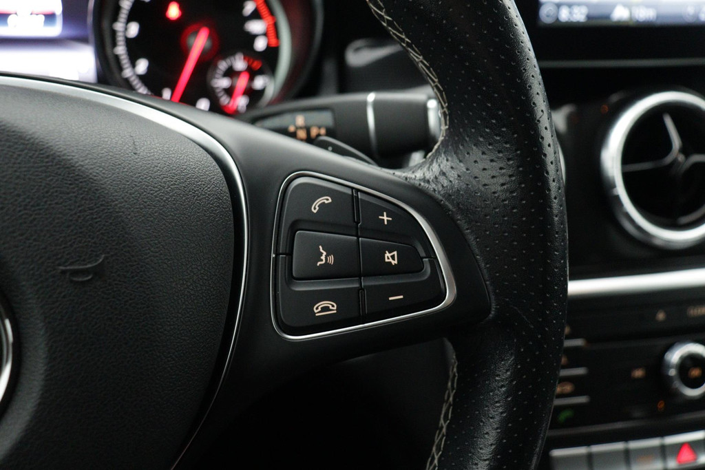 
Benz CLA-Klasse 180 Ambition Sport Automaat (NAVIGATIE, PARKEERSENSOREN, SPORTSTOELEN) vol									