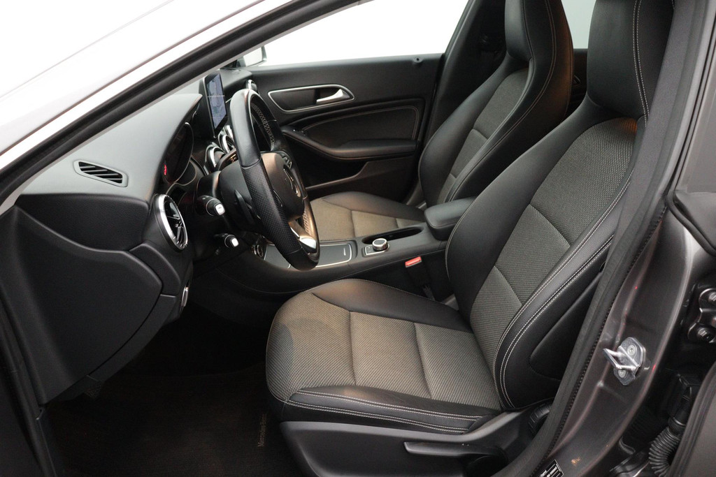 
Benz CLA-Klasse 180 Ambition Sport Automaat (NAVIGATIE, PARKEERSENSOREN, SPORTSTOELEN) vol									