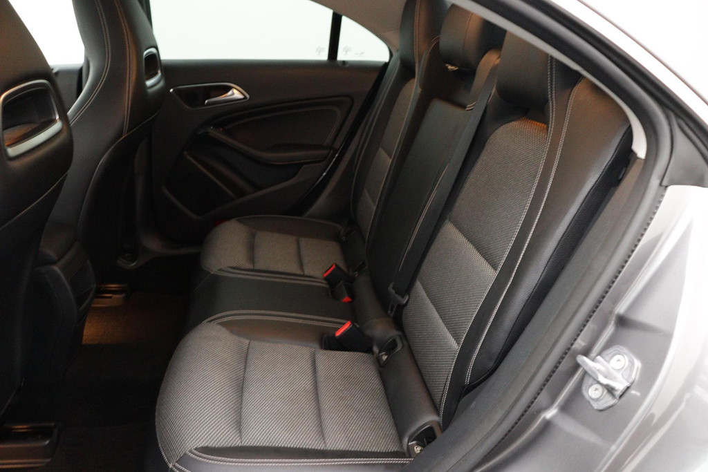 
Benz CLA-Klasse 180 Ambition Sport Automaat (NAVIGATIE, PARKEERSENSOREN, SPORTSTOELEN) vol									