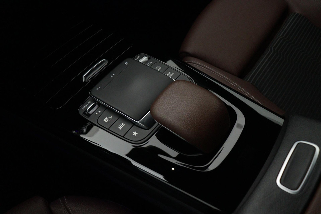 
Benz CLA-Klasse Shooting Brake 200 Business Solution Luxury(NL-auto, 1e Eig, Dealer OnderH, Sfeerverlichting, Camera, Etc vol									