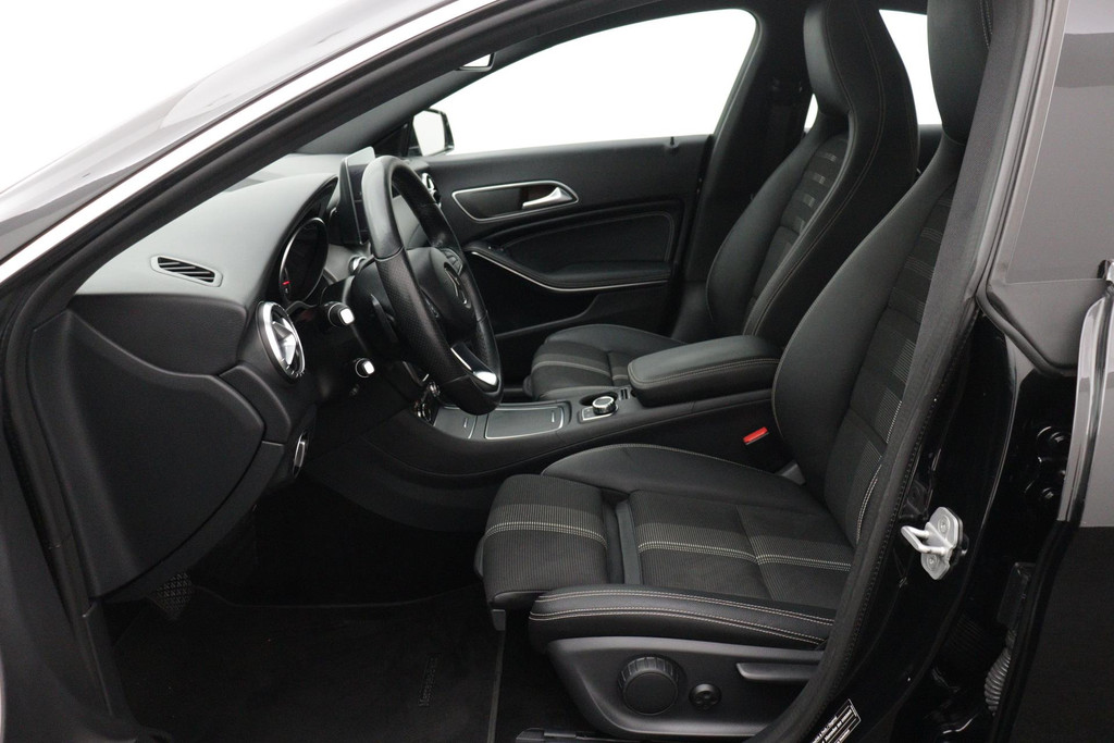 
Benz CLA-Klasse 180 Business Solution(NL-auto, Goed OnderH, Navi Groot, StoelV, Cruise Con, Sportstoelen, Etc) vol									
