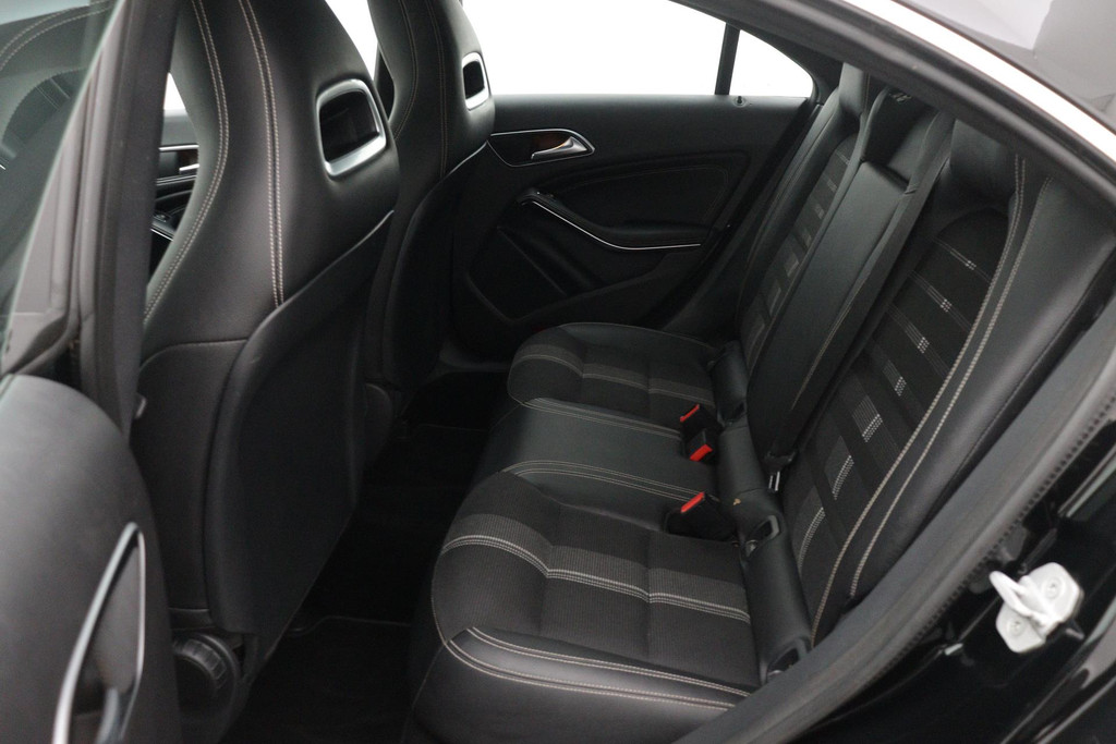 
Benz CLA-Klasse 180 Business Solution(NL-auto, Goed OnderH, Navi Groot, StoelV, Cruise Con, Sportstoelen, Etc) vol									
