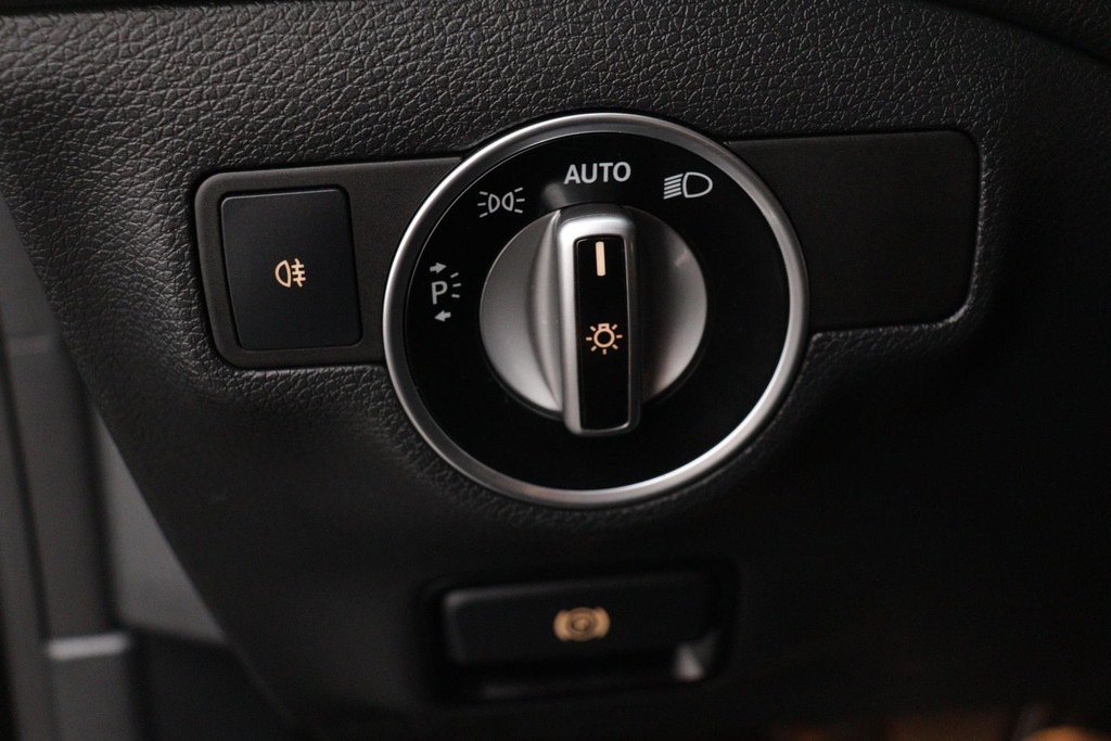 
Benz CLA-Klasse 180 Business Solution(NL-auto, Goed OnderH, Navi Groot, StoelV, Cruise Con, Sportstoelen, Etc) vol									