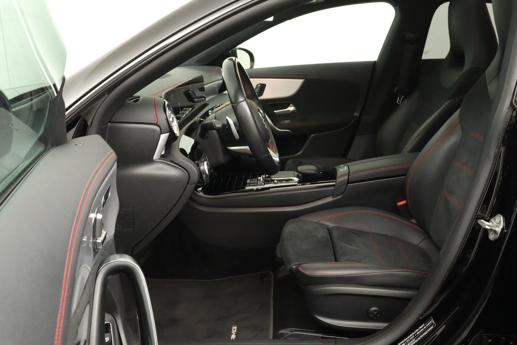 
Benz CLA-Klasse Shooting Brake 200 Business Solution AMG(NL-auto, 1e eig, Dealer onderH, SfeerV, Panorama, Camera, Etc) vol									