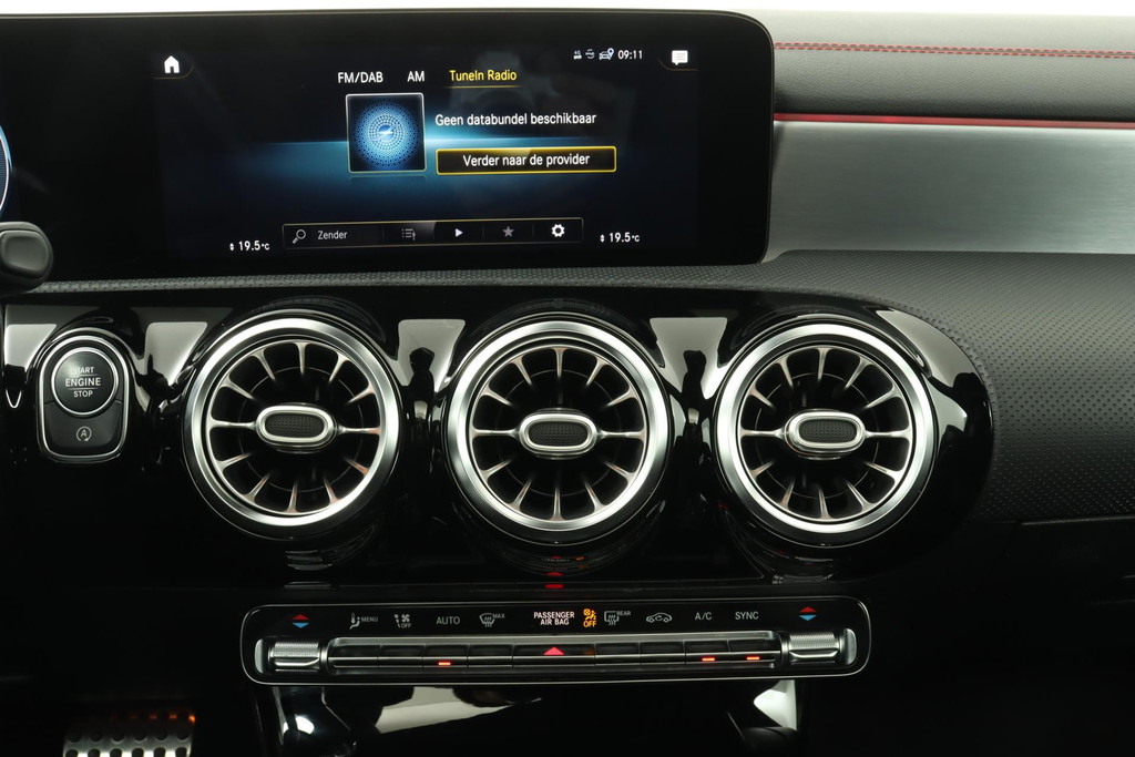 
Benz CLA-Klasse Shooting Brake 200 Business Solution AMG(NL-auto, 1e eig, Dealer onderH, SfeerV, Panorama, Camera, Etc) vol									