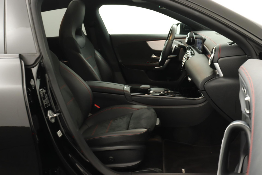 
Benz CLA-Klasse Shooting Brake 200 Business Solution AMG(NL-auto, 1e eig, Dealer onderH, SfeerV, Panorama, Camera, Etc) vol									