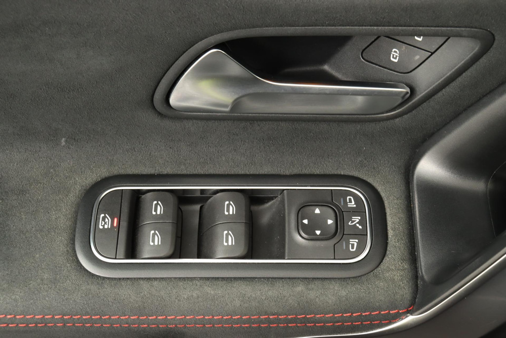 
Benz CLA-Klasse Shooting Brake 200 Business Solution AMG(NL-auto, 1e eig, Dealer onderH, SfeerV, Panorama, Camera, Etc) vol									