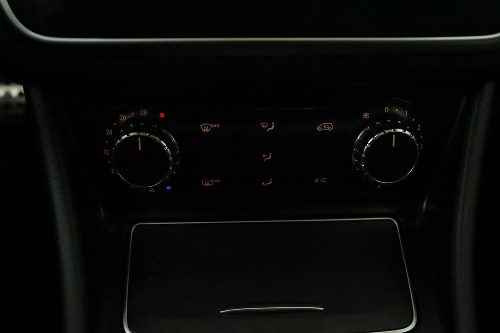 
Benz CLA-Klasse 180 AMG Automaat (PANORAMADAK, TREKHAAK, CAMERA, STOELV, CRUISE, PDC, NL-AUTO, GOED ONDERHOUDEN) vol									