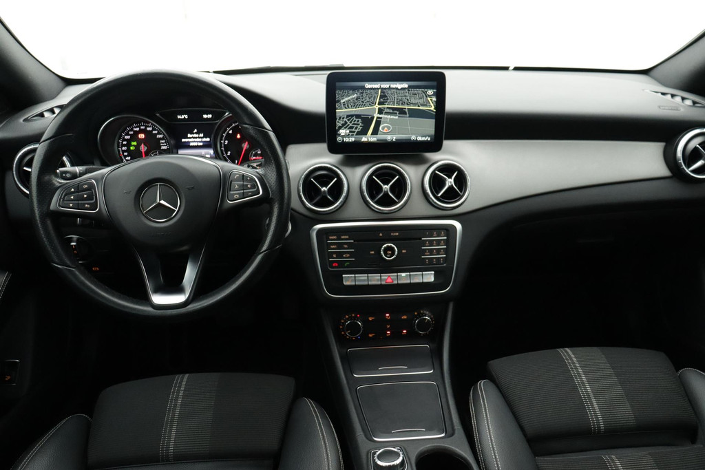 
Benz CLA-Klasse 180 Business Solution Autoaat (NAVIGATIE, CAMERA, PDC, STOELVERWARMING, LED, STUURBEDIENING) vol									