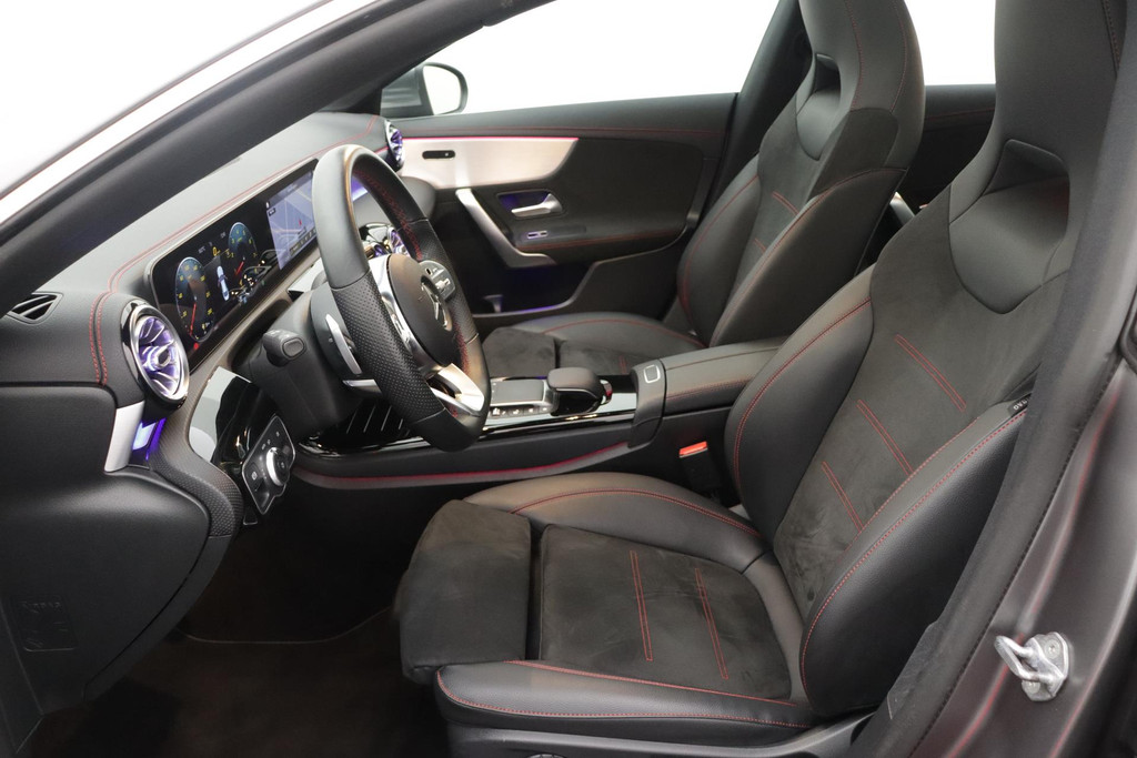 
Benz CLA-Klasse 200 Business Solution AMG !!!AANBIEDING!!! (NL-auto, Pano, Sfeerverlichting, Navi, Camera, StoelV, Etc) vol									